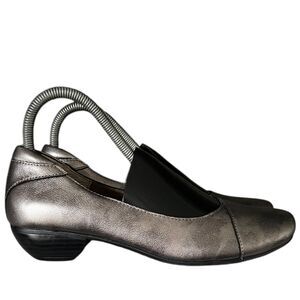 Taos Shoes Women‎ Size 7.5 Debut Ballet Pewter Silver Leather Slip On
